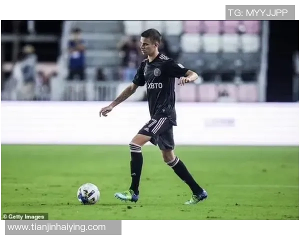 足球明星小贝的精彩瞬间与经典形象回顾，感受他的足球魅力与个人风采